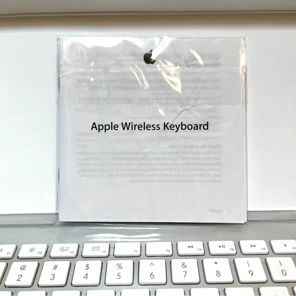 Apple KeyBoard Wireless. Bluetooth. Uses 2 AA Batteries. EUC. White & Silver